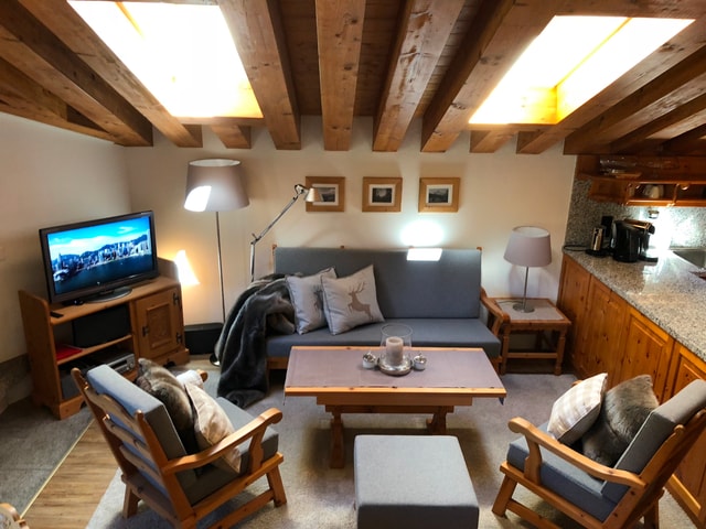 Wohnbereich mit Bergblick Ferienwohnung Engadin